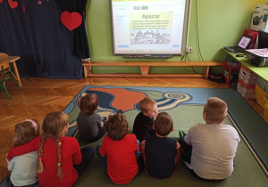 Dzieci oglądają prezentację o historii indian.